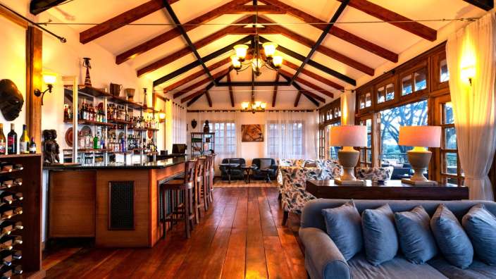 Ein Wohnzimmer mit einer Bar und einer Couch