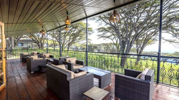 Eine Terrasse mit vielen Stühlen und einem Tisch