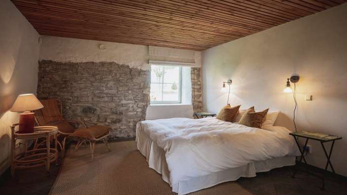 Ein Schlafzimmer mit zwei Betten und einem Stuhl