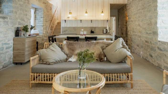 Ein Wohnzimmer mit einer Couch und einem Tisch