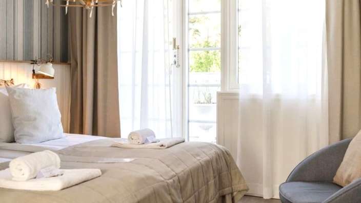 Ein Hotelzimmer mit einem Bett und einem Stuhl