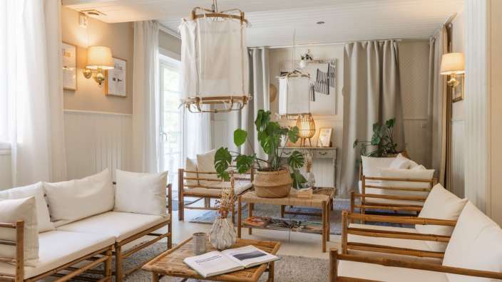 Ein Wohnzimmer mit weißen Möbeln und einem Tisch mit einem Buch darauf