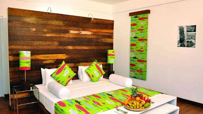 Ein Schlafzimmer mit einem Bett und einem Tisch mit Obst darauf