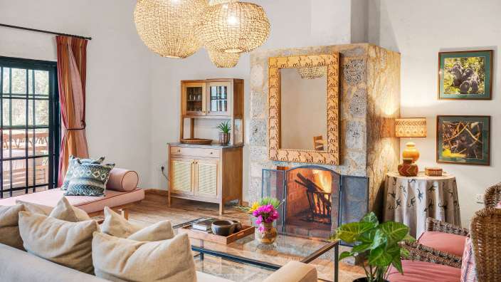 Ein Wohnzimmer mit einem Kamin und einem Spiegel