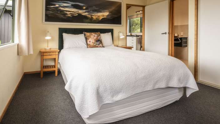 Ein Schlafzimmer mit einem Bett und einem Nachttisch