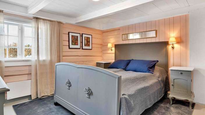 Ein Schlafzimmer mit einem Bett und zwei Nachttischen