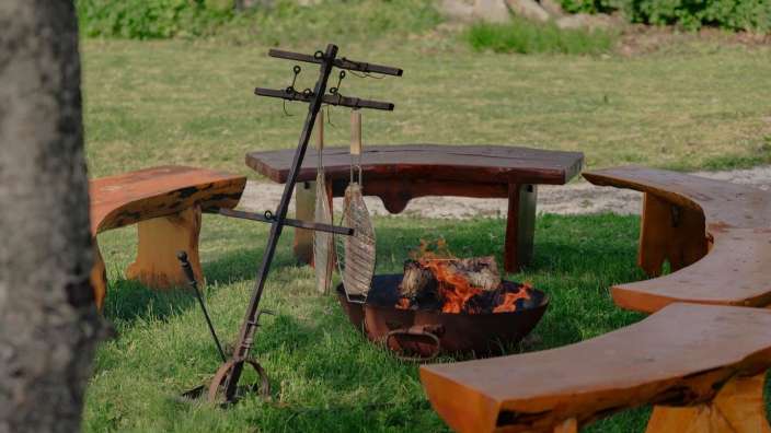 Ein Holztisch mit einem Feuer in der Mitte