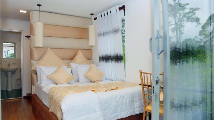 Ein Schlafzimmer mit einem Bett und einem Stuhl