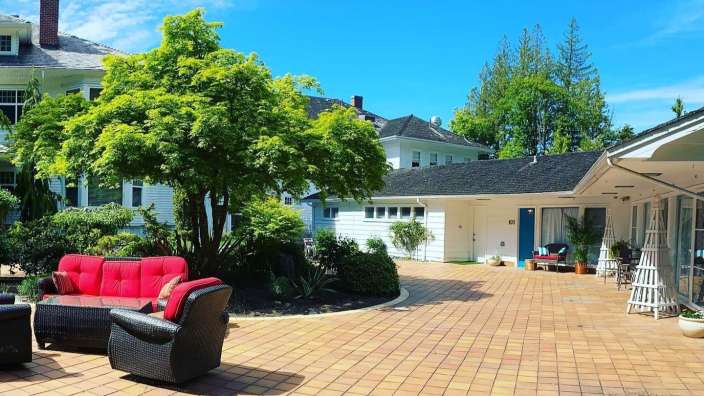 Ein Wohnzimmer mit einer roten Couch und einem schwarzen Stuhl