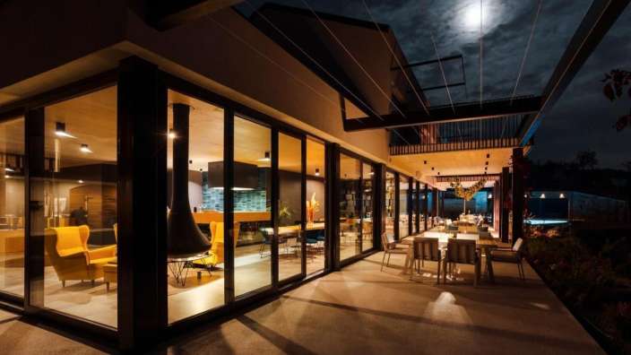 Ein Haus mit vielen Fenstern in der Nacht