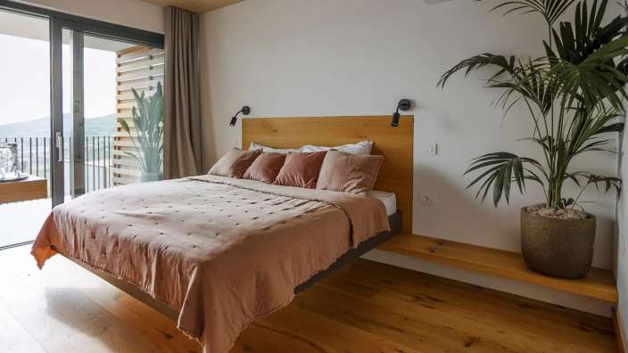 Ein Schlafzimmer mit einem Bett und einer Pflanze