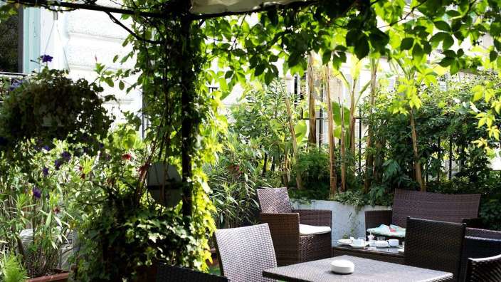 Ein Tisch und Stühle unter einem Zelt in einem Garten