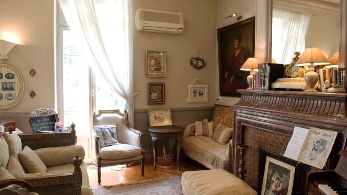 Ein Wohnzimmer mit einer Couch und einem Kamin