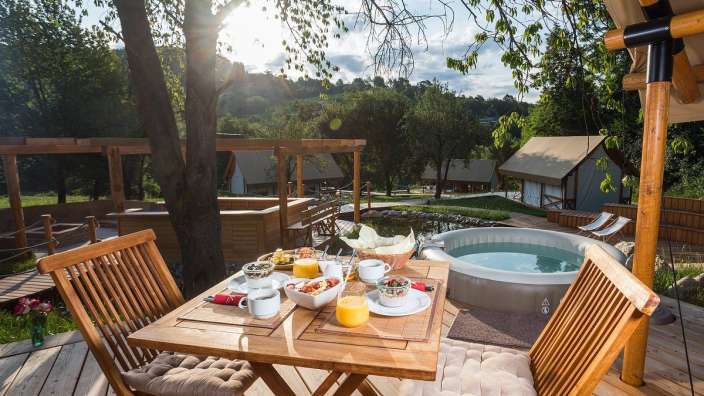 Ein Tisch mit Essen und Getränken auf einem Deck