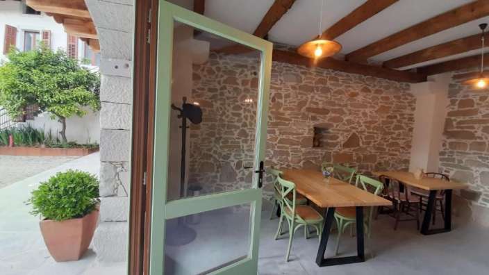 Ein Raum mit einem Tisch und Stühlen und einer grünen Tür