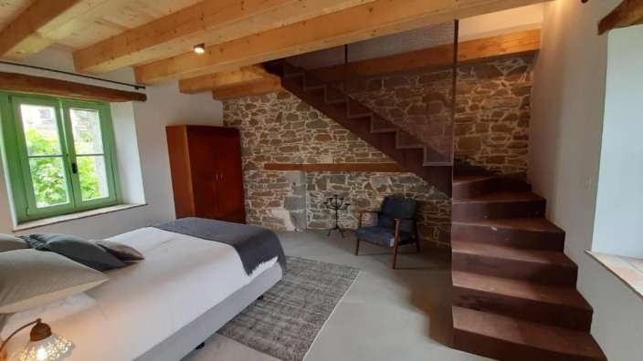Ein Schlafzimmer mit einem Bett und einer Treppe