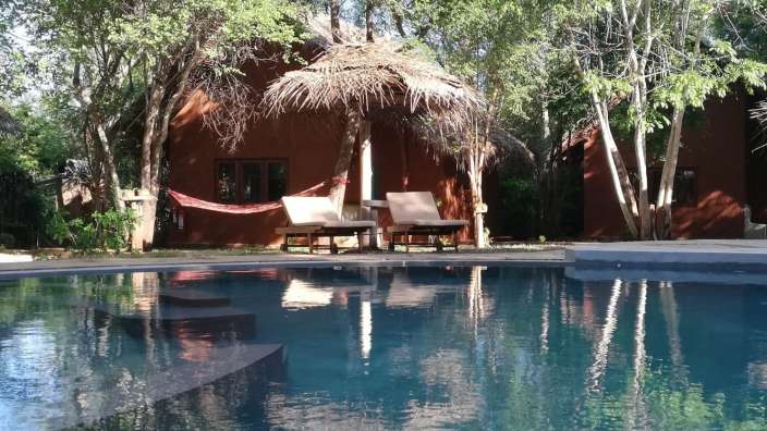 Eine Hängematte sitzt neben einem Swimmingpool