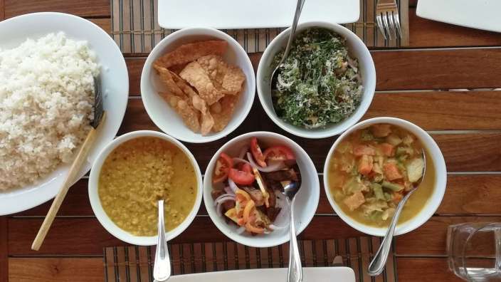 Auf einem tisch stehen verschiedene schüsseln mit essen