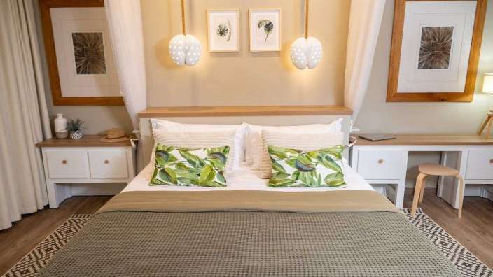 Ein Schlafzimmer mit einem Bett und zwei Nachttischen