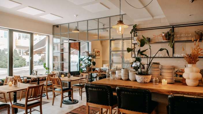 Ein Restaurant mit vielen Tischen und Stühlen