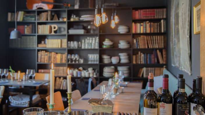 Ein Tisch mit vielen Gläsern und Flaschen Wein darauf