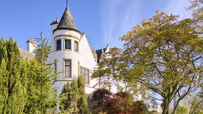Ein großes weißes Gebäude mit einem Turm darauf