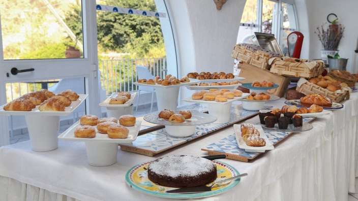 Ein Buffettisch mit vielen verschiedenen Kuchenn und Brötchen