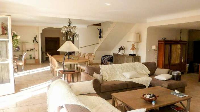 Ein Wohnzimmer mit einem Couchtisch und einem Esstisch