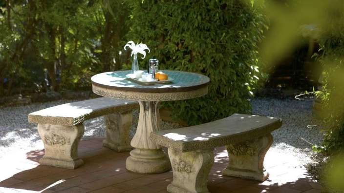 Ein Tisch mit einer Vase und einer Orange darauf