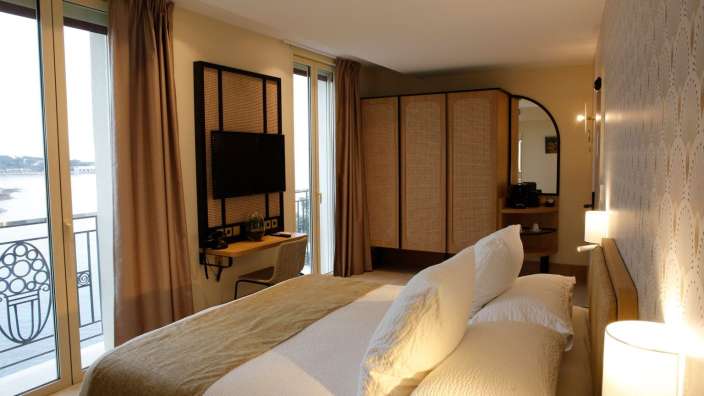 Ein Hotelzimmer mit einem Bett und einem Fernseher