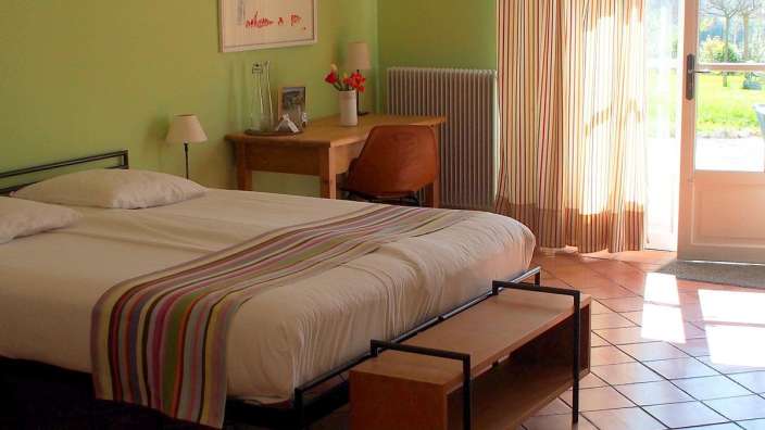 Ein Schlafzimmer mit einem Bett und einem Schreibtisch