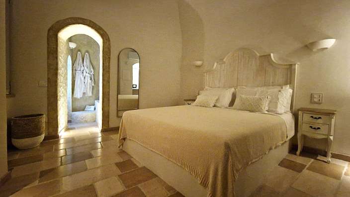 Ein Schlafzimmer mit einem Bett und einem Nachttisch