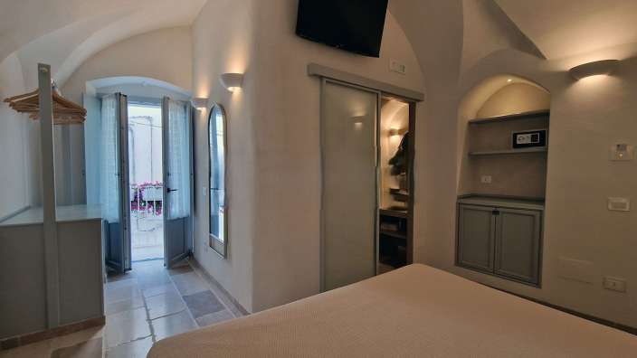 Ein Hotelzimmer mit einem Bett und einem Fernseher