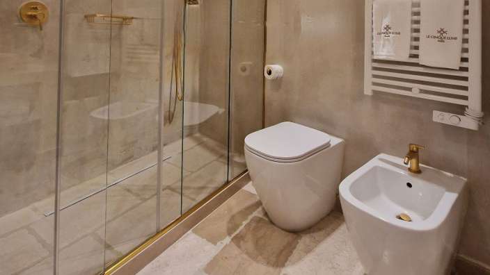 Ein Badezimmer mit einer Toilette und einem Waschbecken