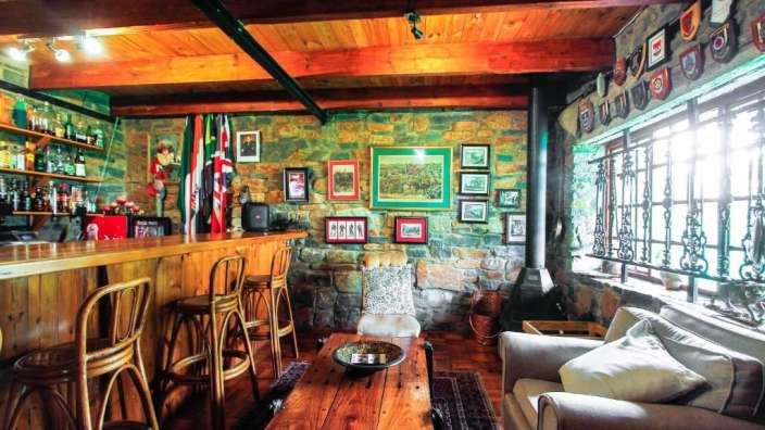 Ein Wohnzimmer mit einem Tisch und Stühlen und einer Bar