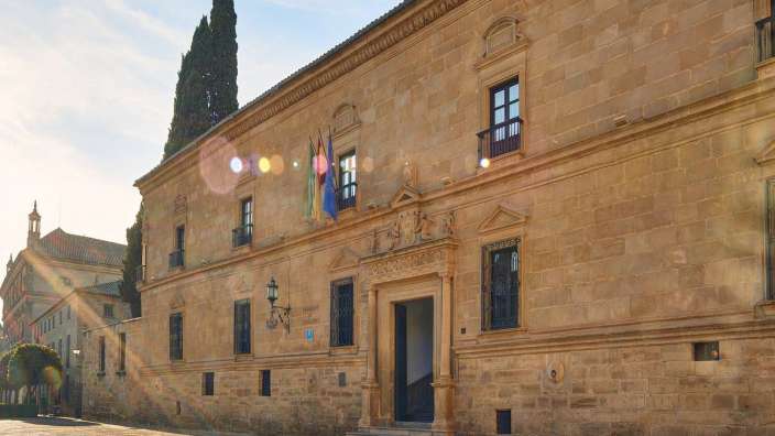 Ein großes Steingebäude mit der Aufschrift " ayuntamiento " an der Vorderseite