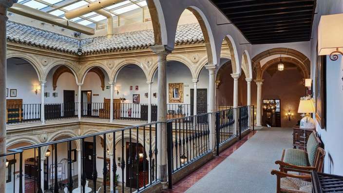 Ein Gebäude mit vielen Fenstern und einem Balkon