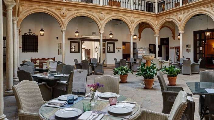 Ein Speisesaal mit Tischen und Stühlen und einem Menü