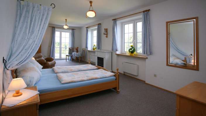 Ein Schlafzimmer mit einem Bett und einem Spiegel