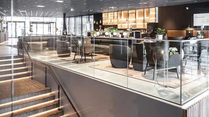 Ein Restaurant mit Treppen und einem Glasgeländer