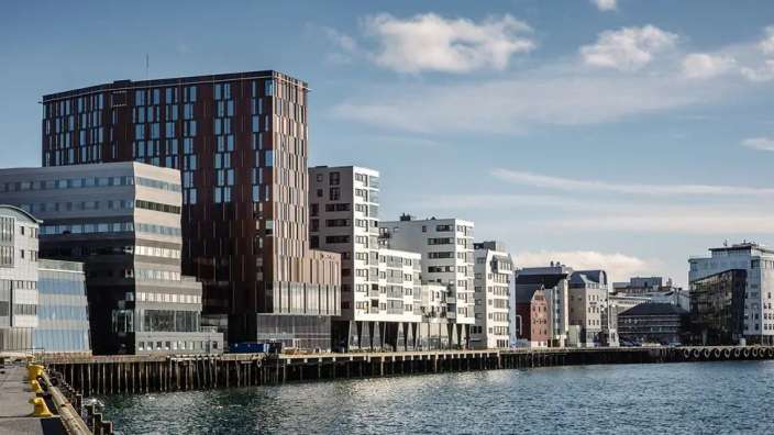 Eine Stadt mit vielen Gebäuden und einem großen Gebäude in der Mitte