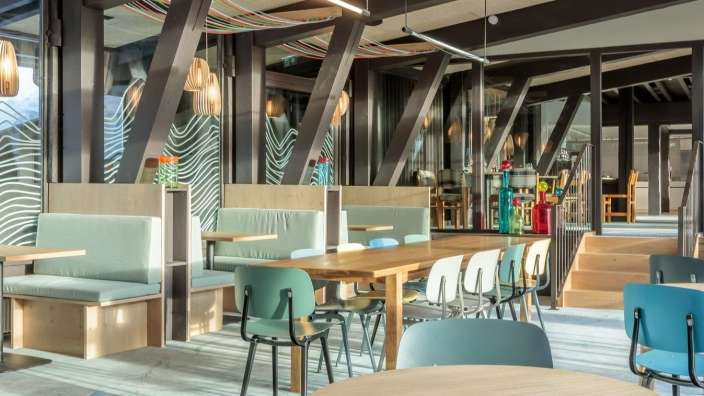 Ein Restaurant mit vielen Tischen und Stühlen