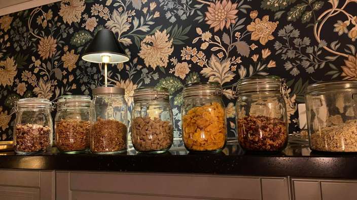 Eine Reihe von Gläsern mit verschiedenen Lebensmitteln auf einem Tisch