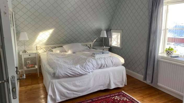 Ein Schlafzimmer mit einem Bett und zwei Nachttischen