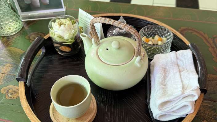 Ein Tablett mit einer Teekanne und einer Tasse Tee