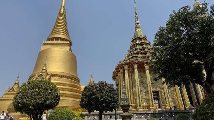 Ein großer goldener Turm steht neben einem kleineren goldenen Turm