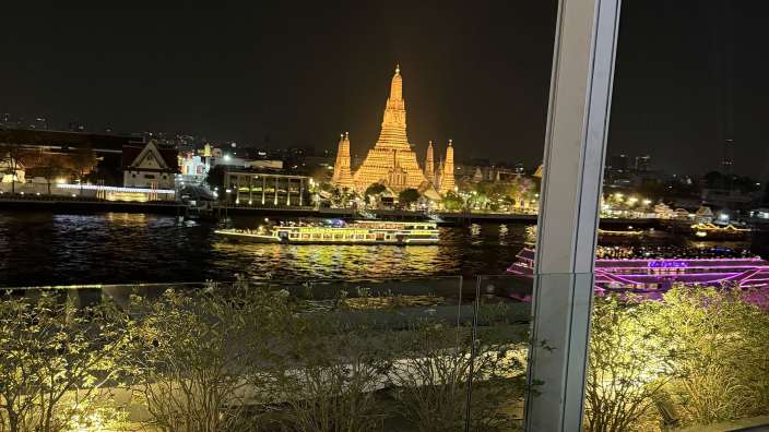Ein Fenster mit Blick auf eine Stadt bei Nacht