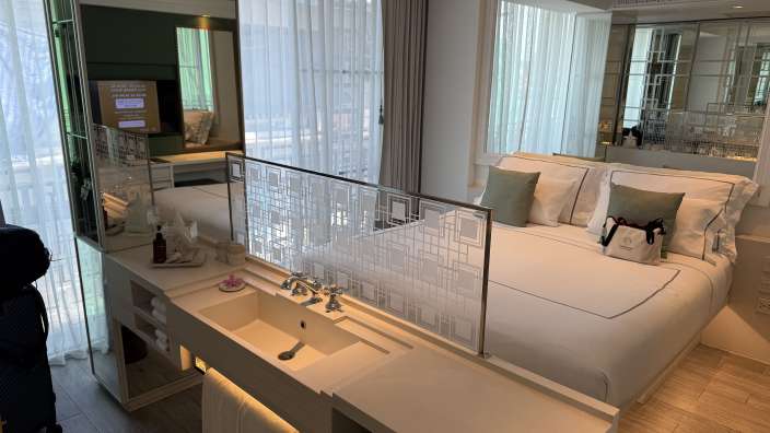 Ein Hotelzimmer mit einem Bett und einem Waschbecken