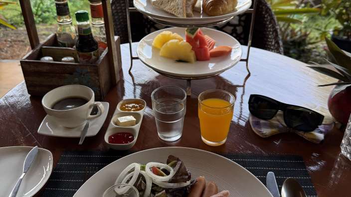 Auf einem tisch steht ein teller mit frühstücksgerichten