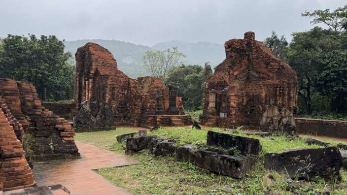 Eine Gruppe von Backsteingebäuden in einem Park